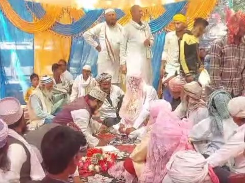 A unique mass marriage program took place in Bihar, pundits recited mantras and Maulanas conducted the marriage.